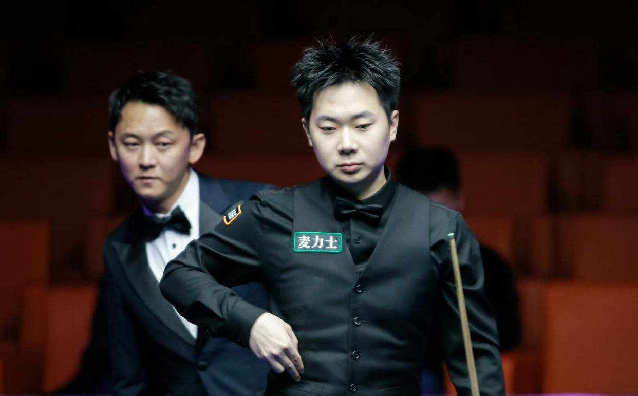 为冠军发起, 而在另一战, 中场休息后